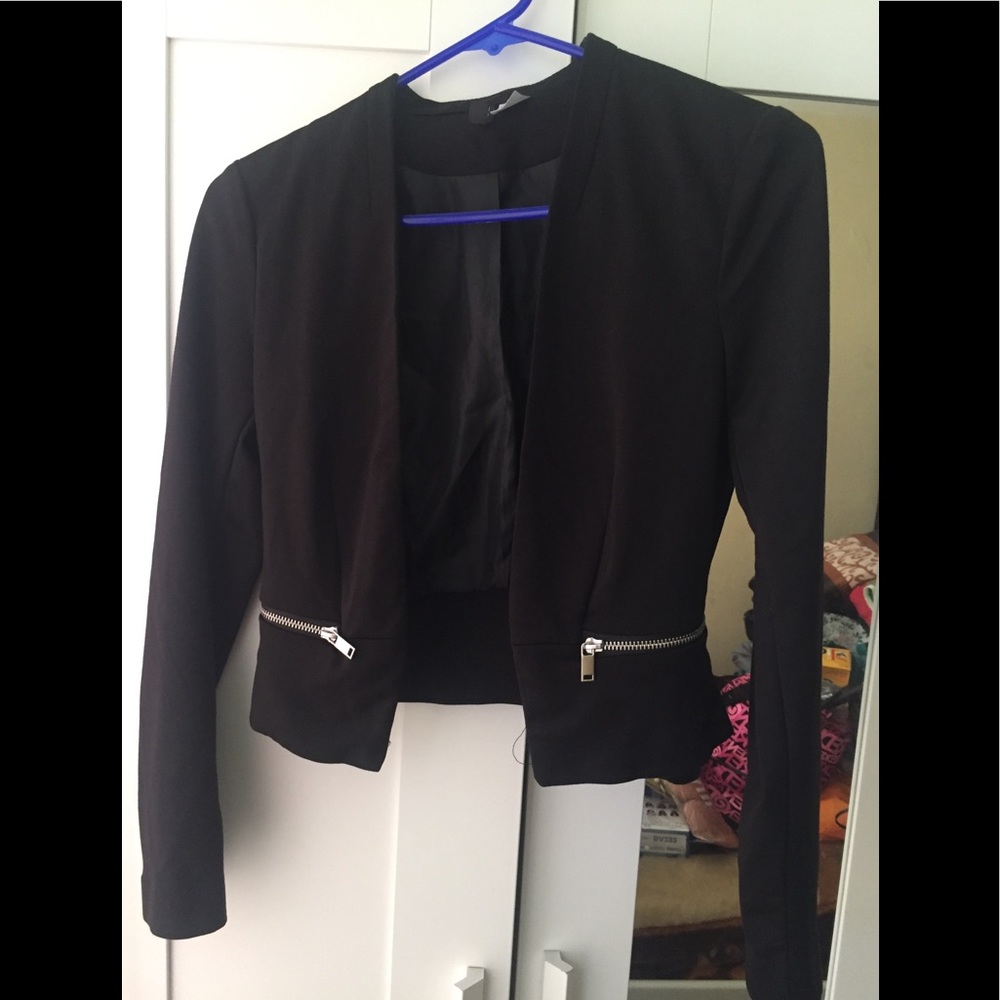 Long sleeve black cropped blazer